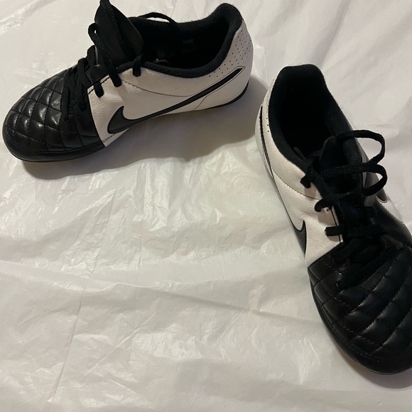 Nike Cleats Shoes for Boys - Picture 5 of 7